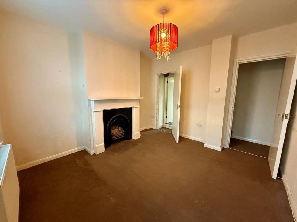 Lot: 151 - TERRACE HOUSE FOR IMPROVEMENT - Living room